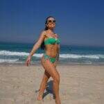 Larissa Manoela se diverte nas areias do Rio!